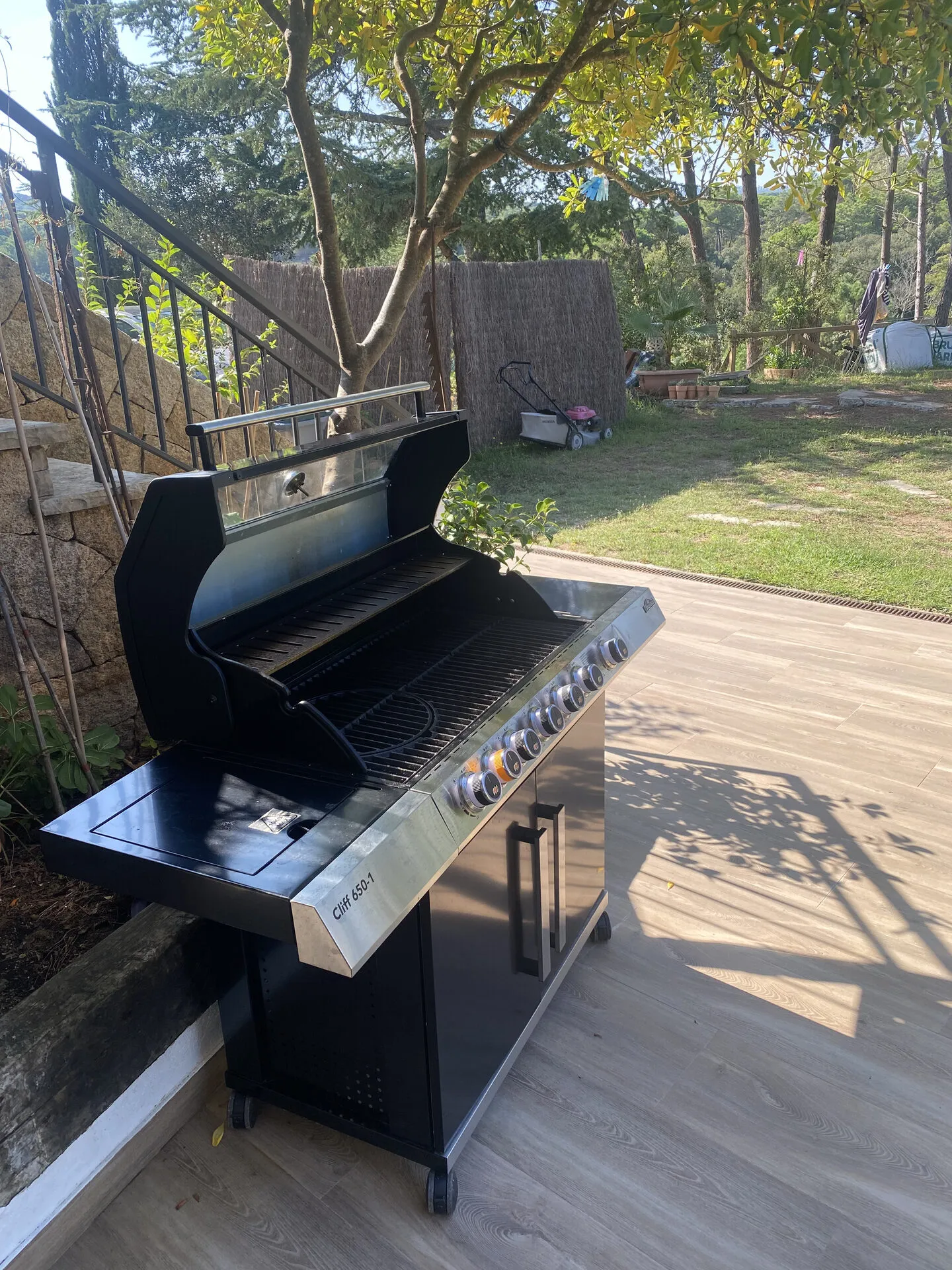 La barbacoa de gas, junto a la terraza