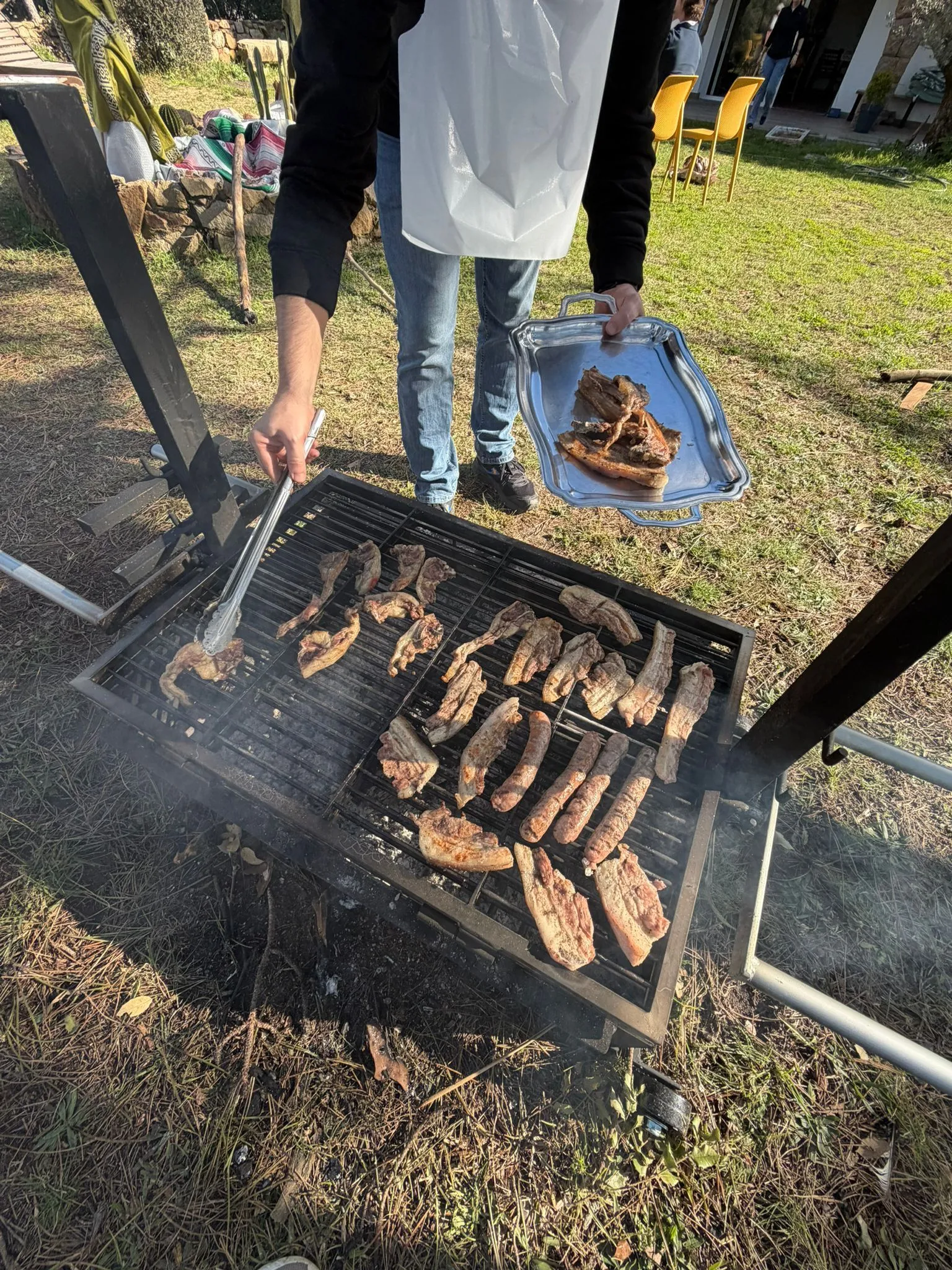Calçots asándose en la parrilla durante una calçotada en la finca