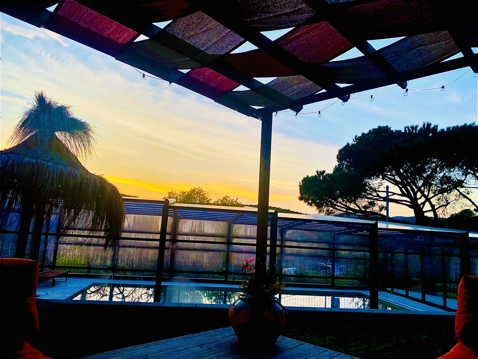 El atardecer desde el chillout de la pérgola, sobre la piscina