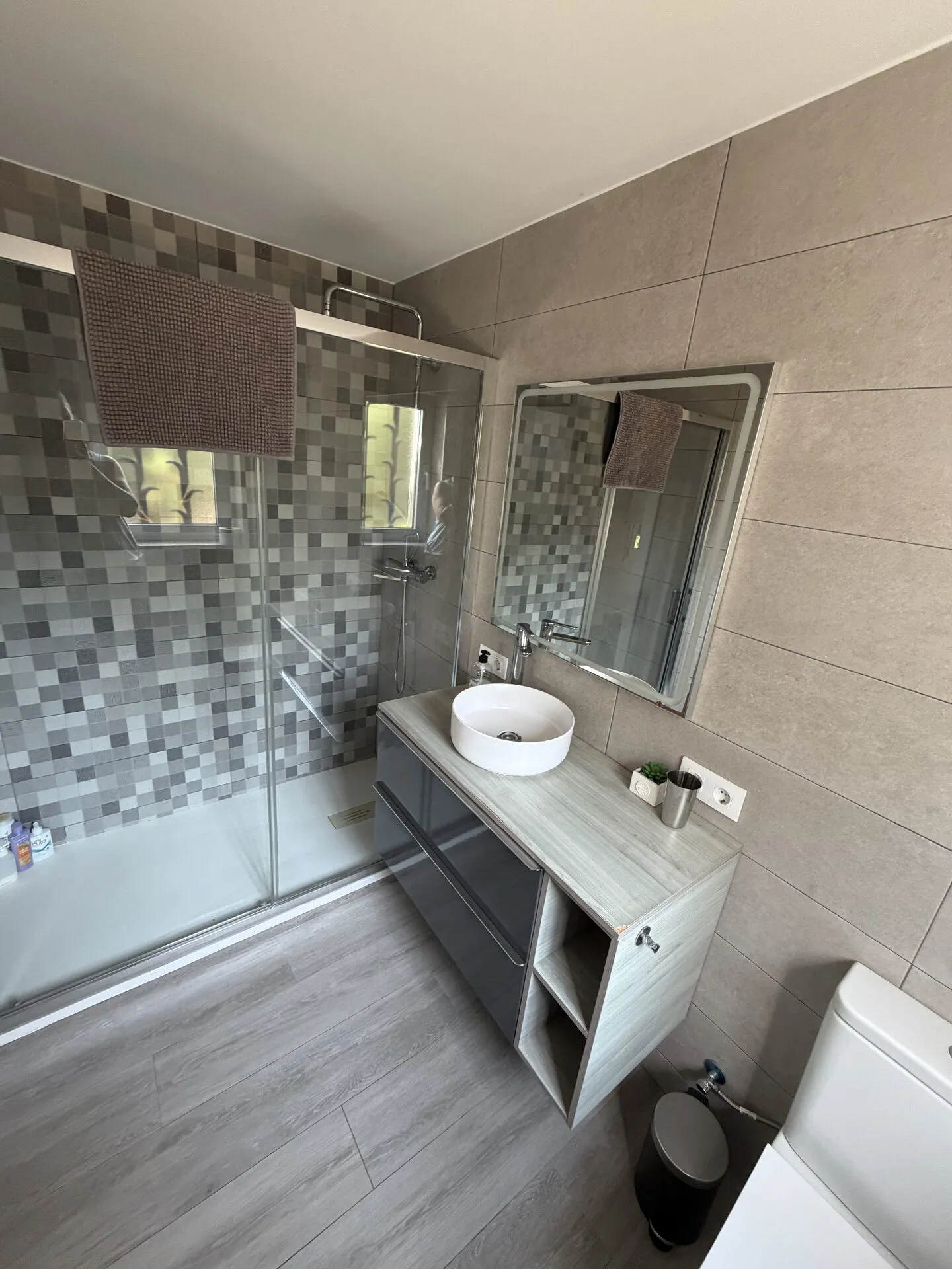 El baño de la suite, con ducha