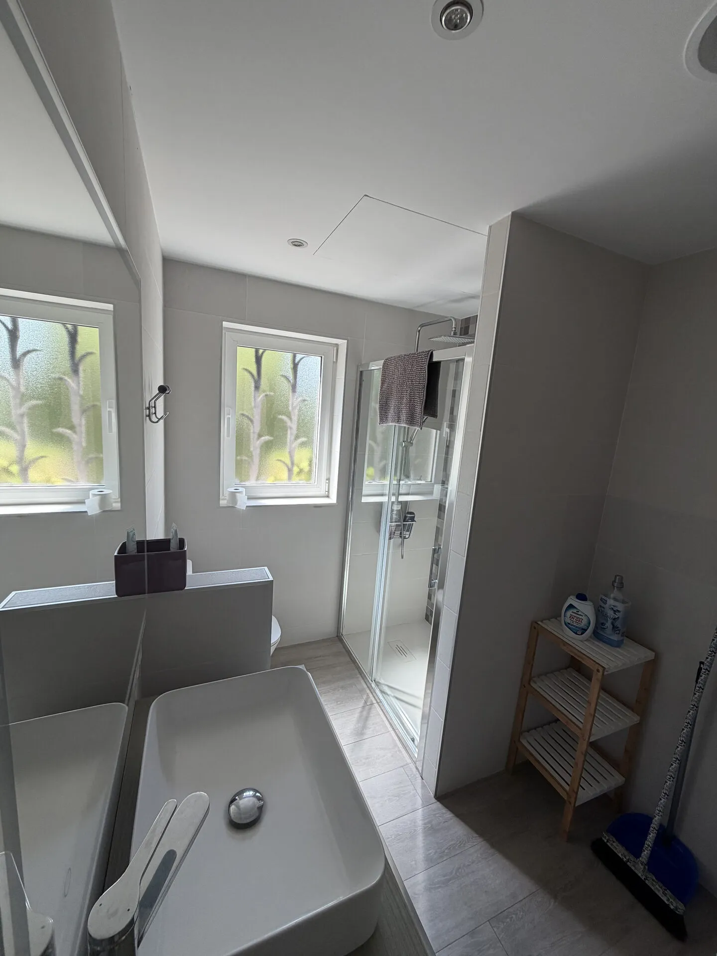 Baño completo con bañera y ducha