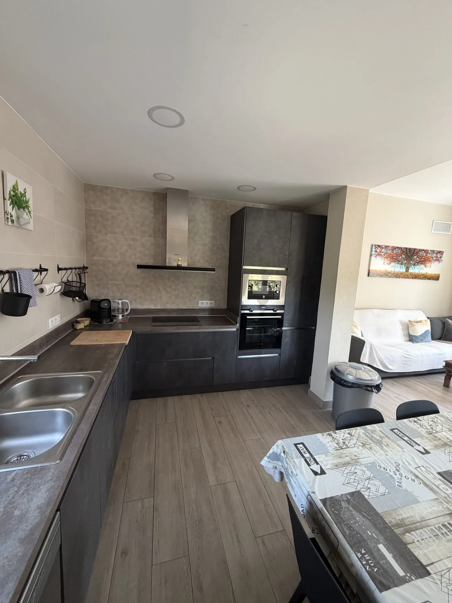 La cocina comedor con la mesa de madera