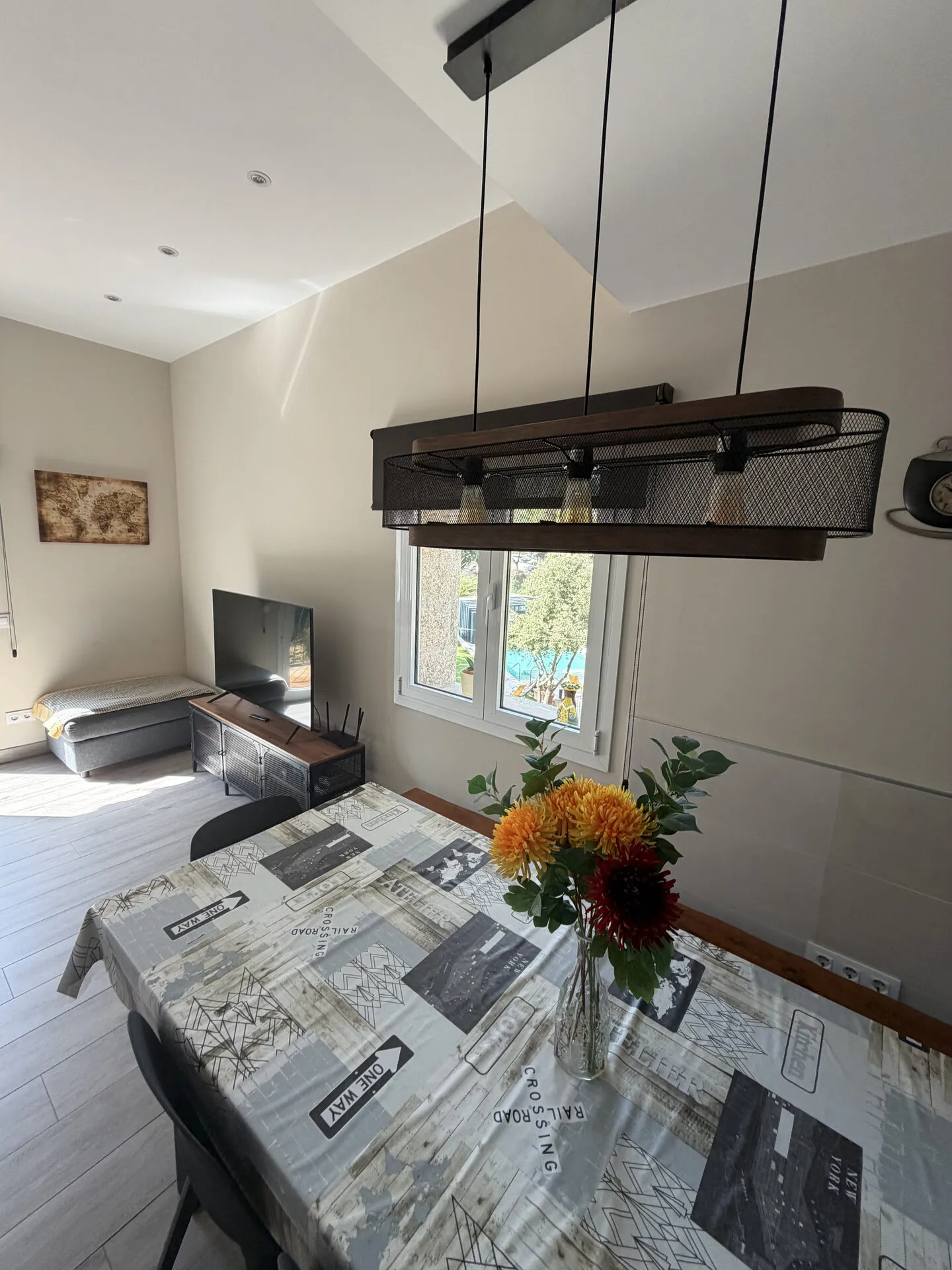 El comedor, con la mesa larga y la cocina al fondo