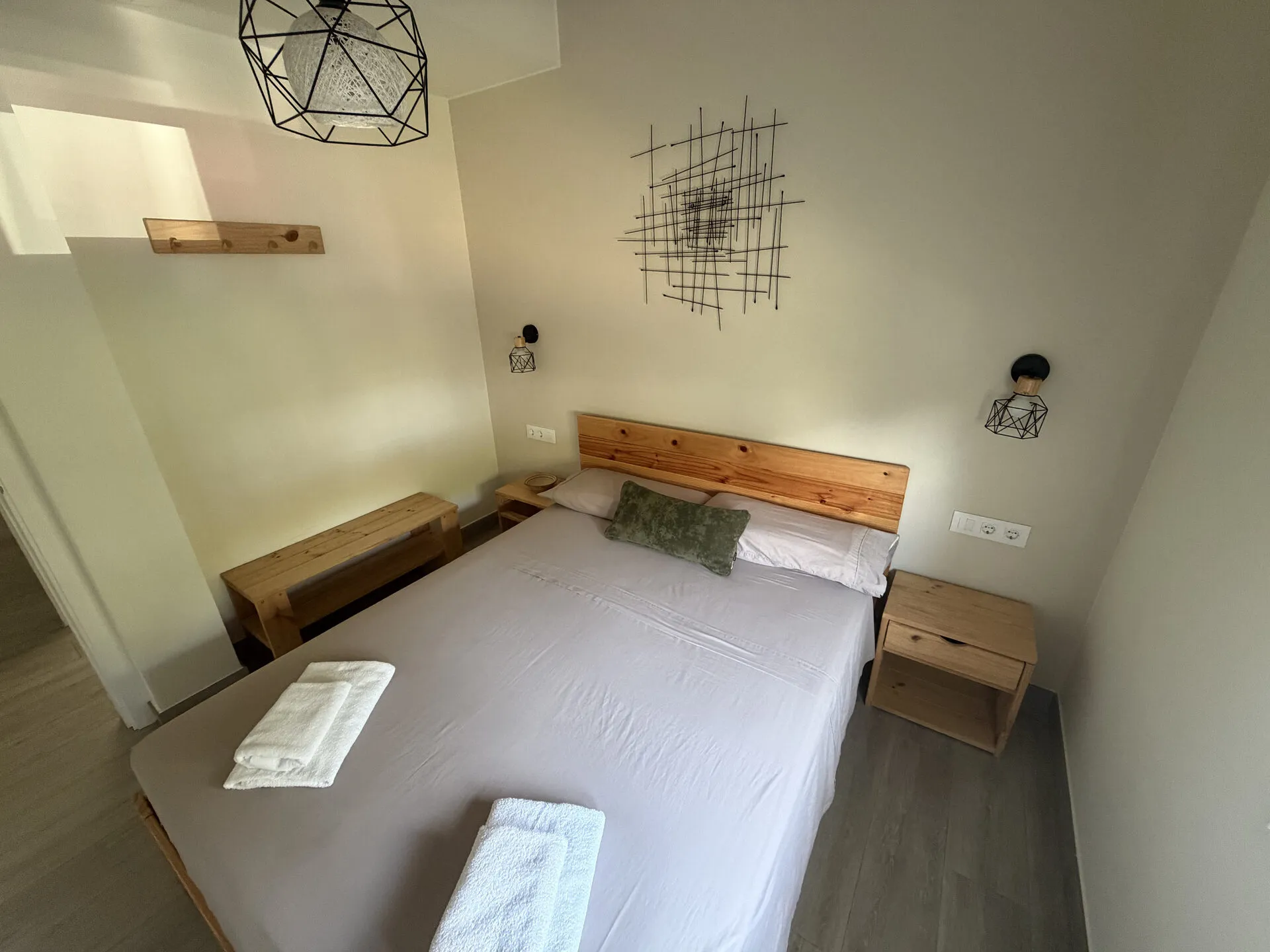 Dormitorio con cama doble y cabecero de madera