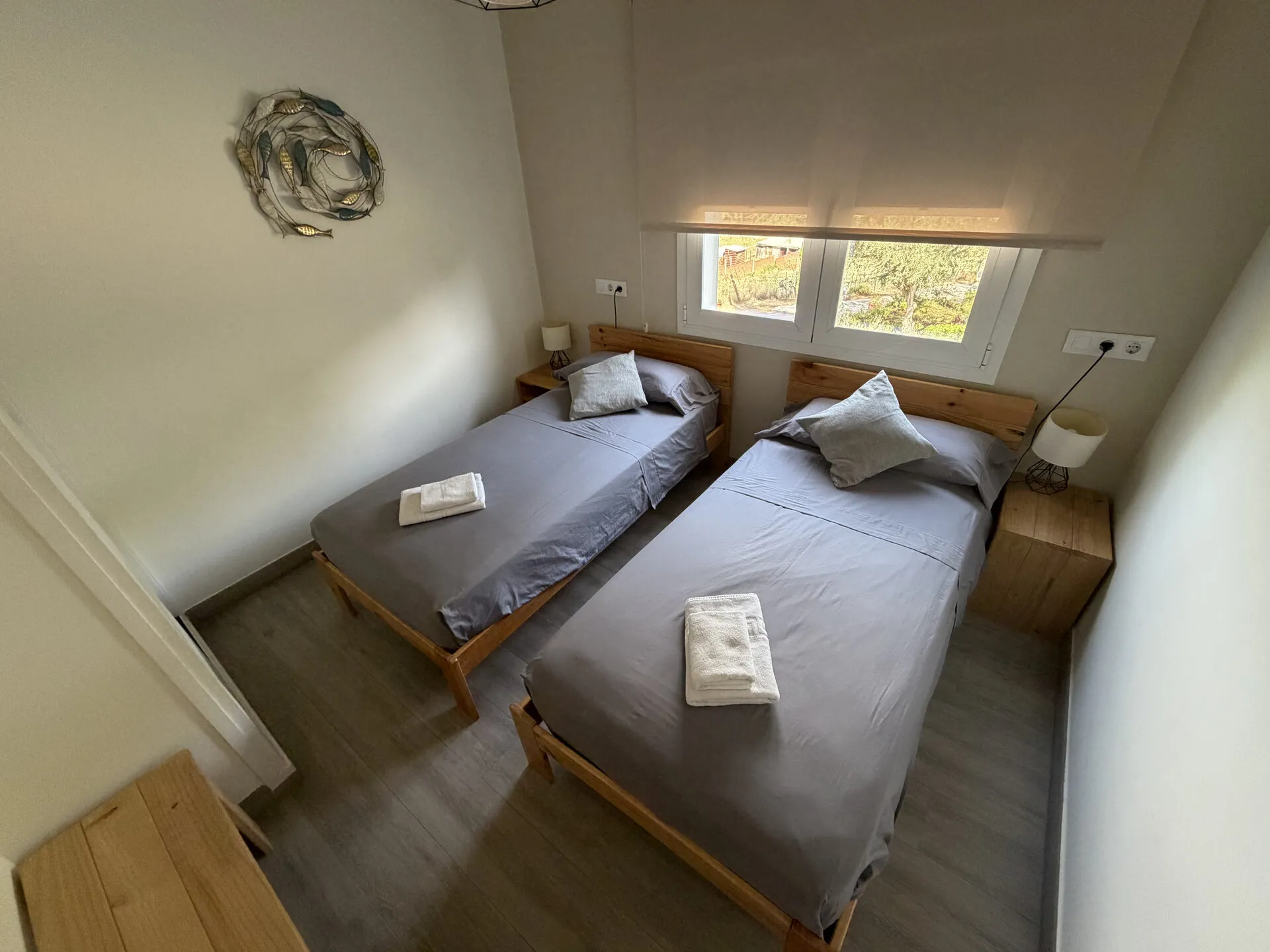 Dormitorio con dos camas individuales
