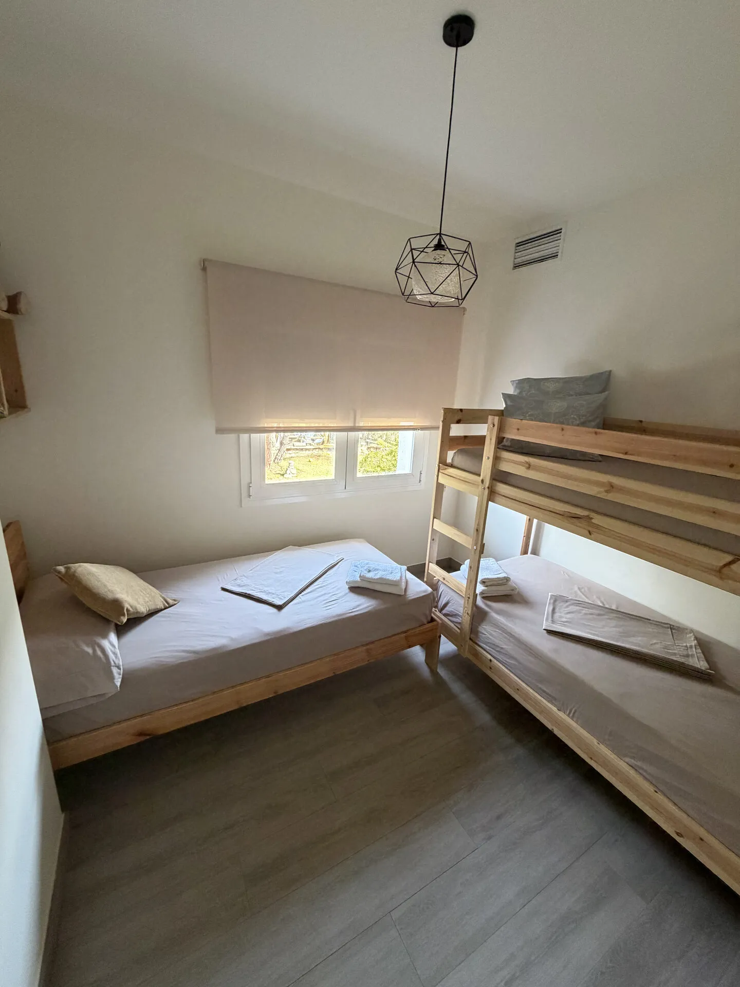 Dormitorio triple, con litera y cama individual