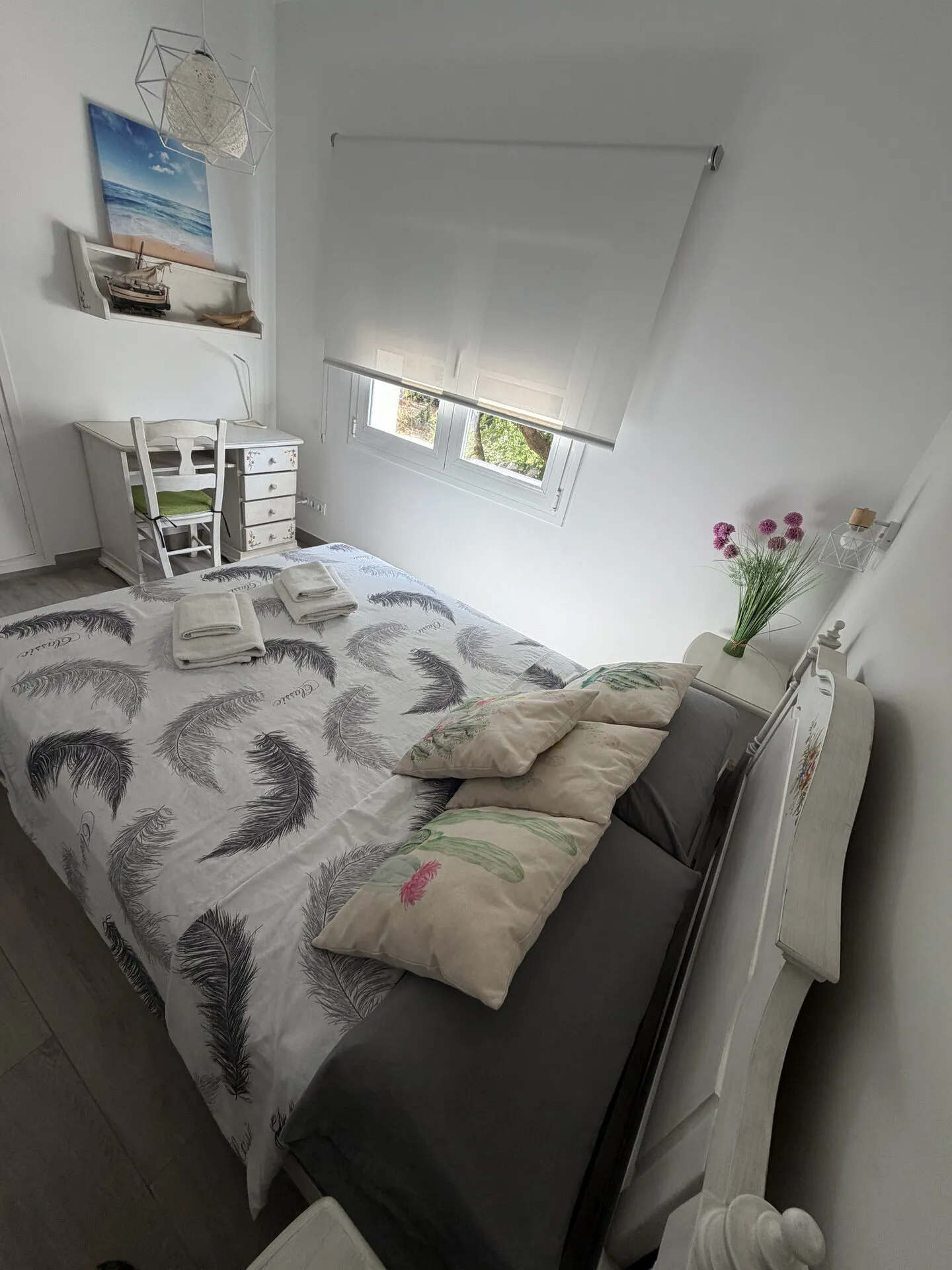 Dormitorio con cama doble