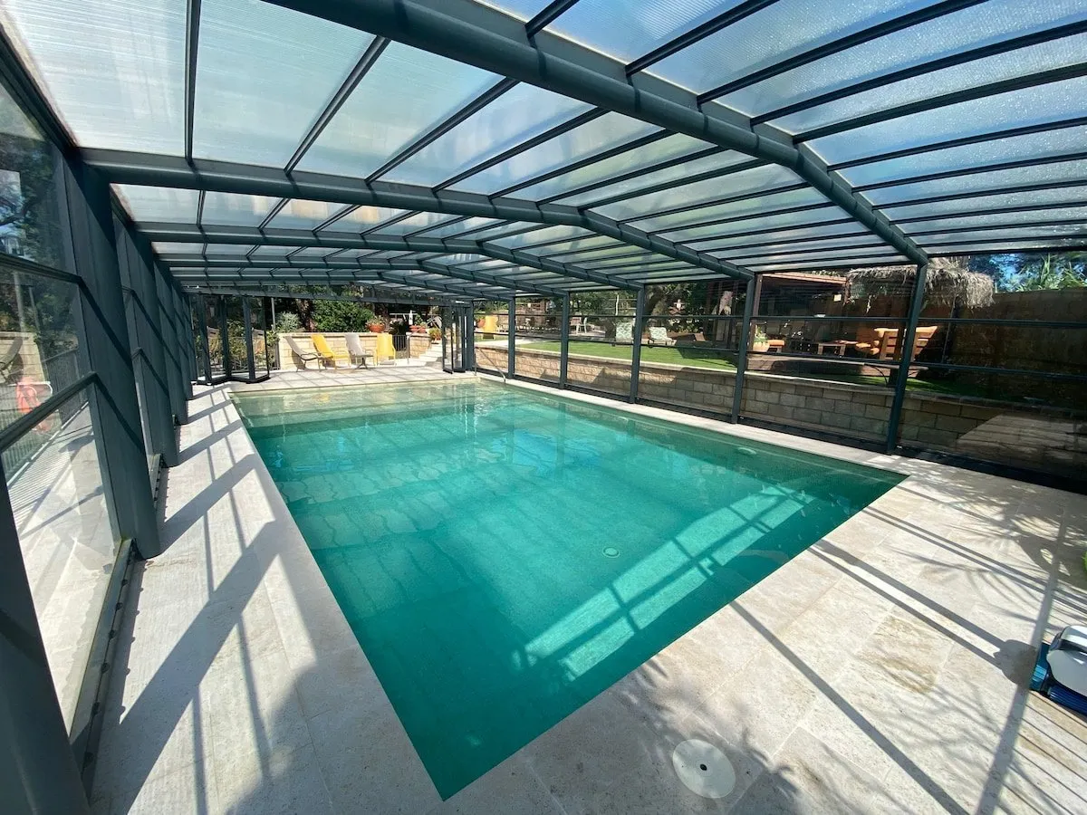 La piscina de agua salada dentro de la cubierta acristalada