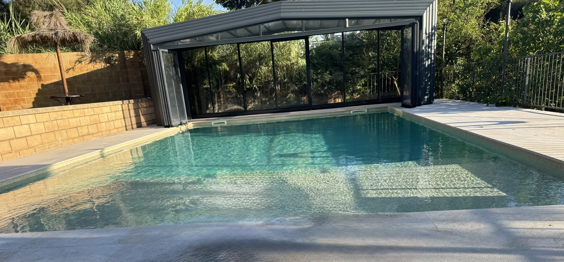 El agua de la piscina en verano, con la cubierta recogida