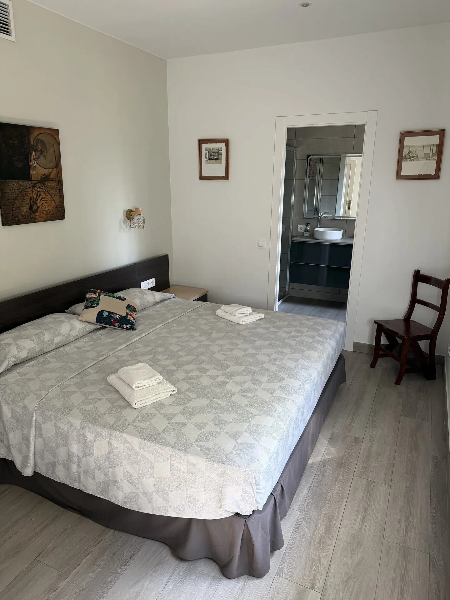 El dormitorio suite, con su baño integrado