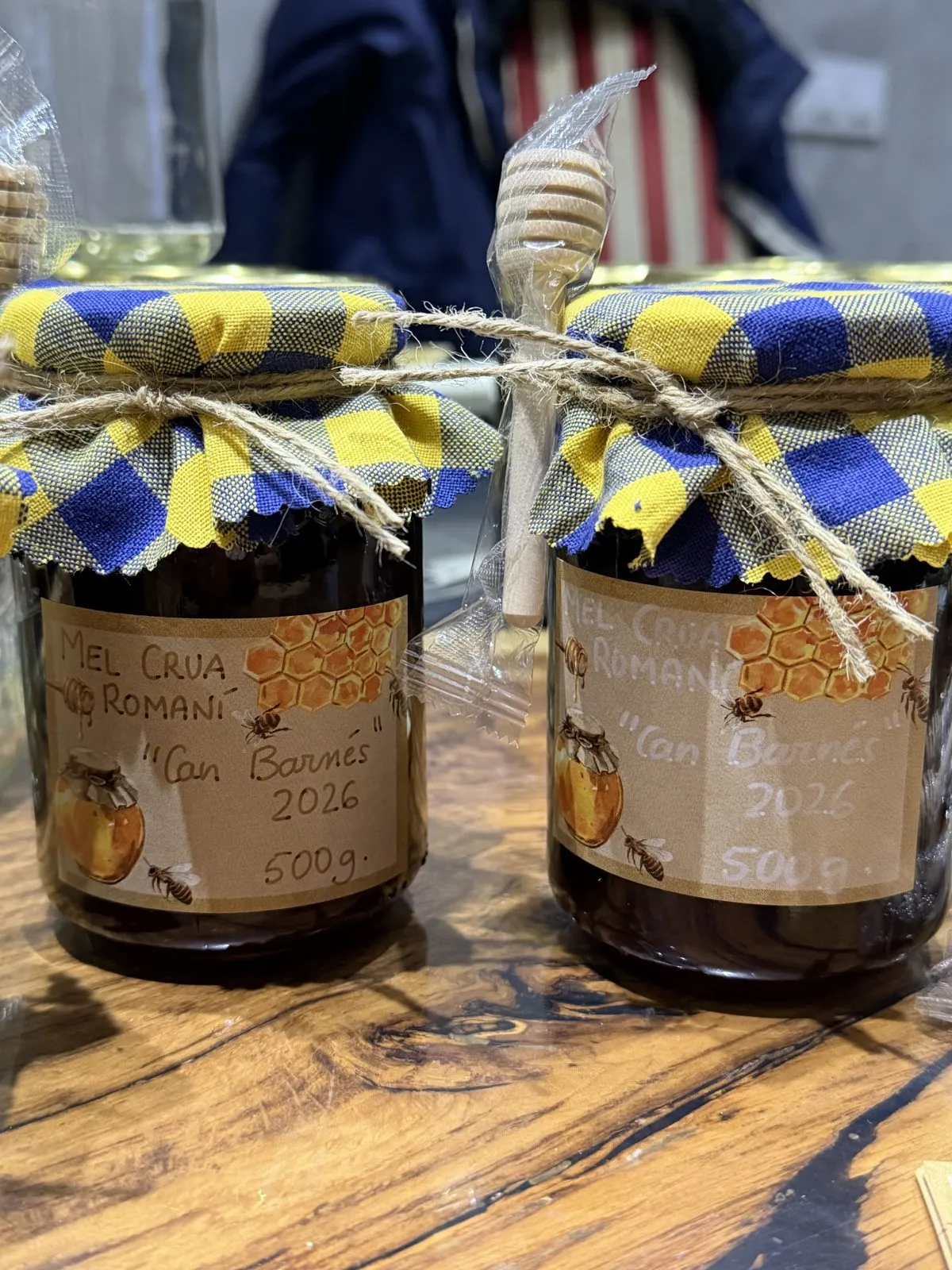 Tarros de miel cruda de romero de la cosecha de la finca