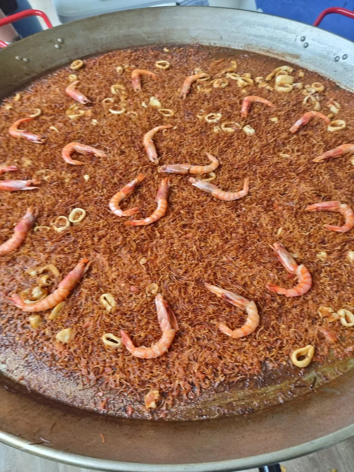 Paella recién hecha en la finca
