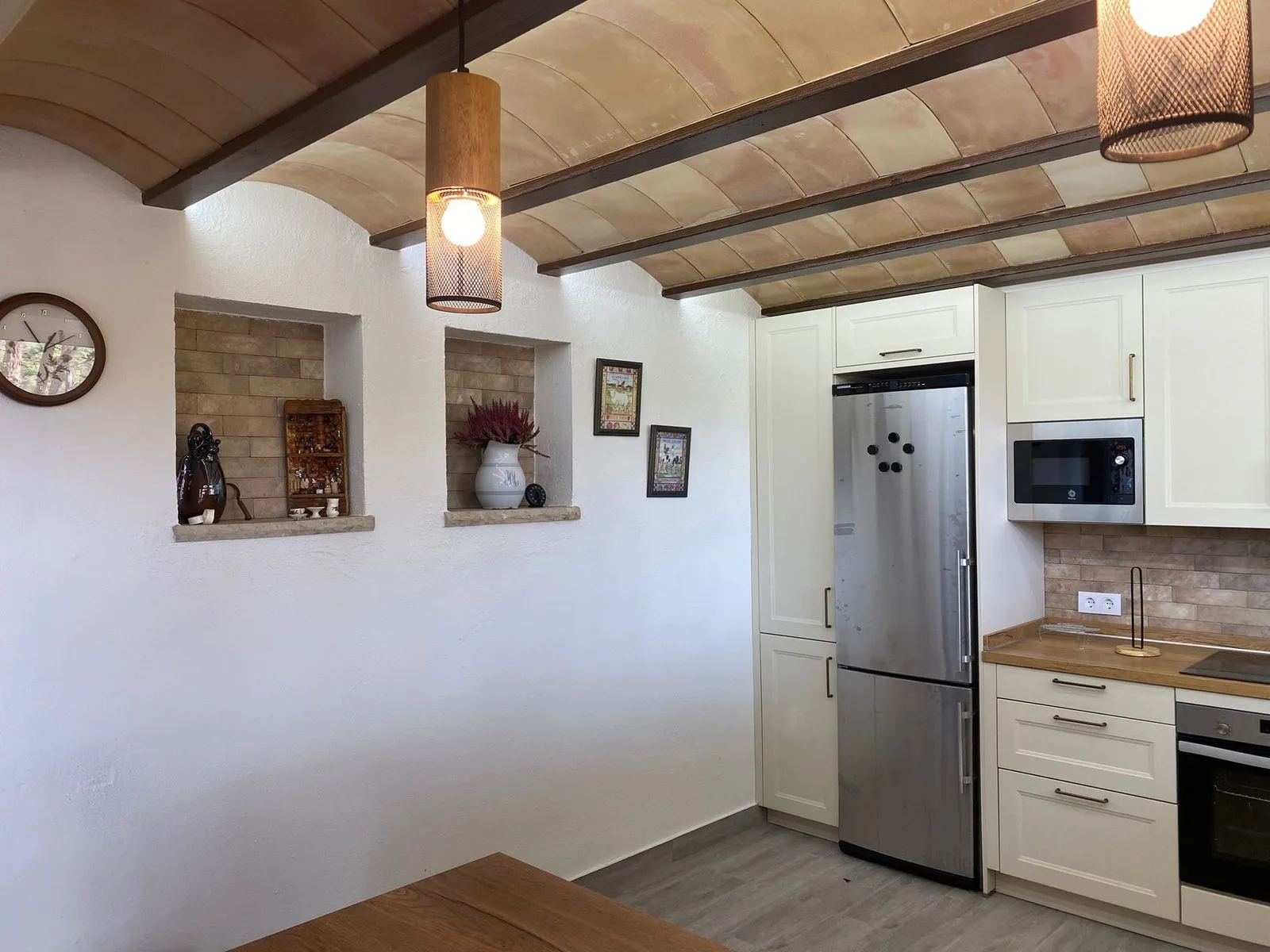 Cocina con techo de bóveda catalana y vigas de madera