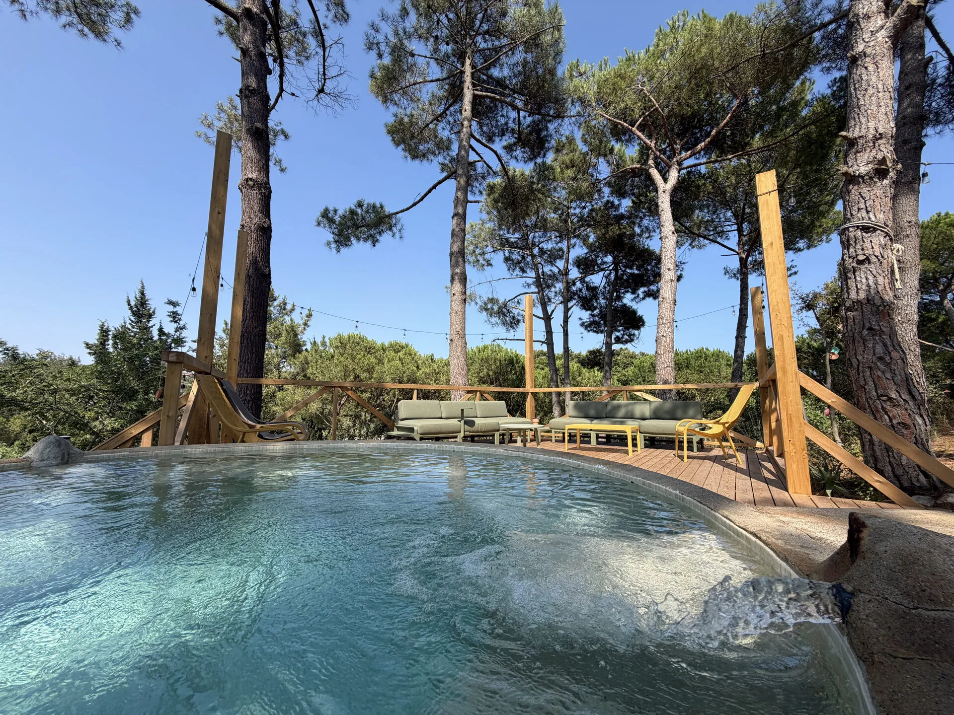 El agua de la piscina redonda burbujeando, con el jacuzzi en marcha