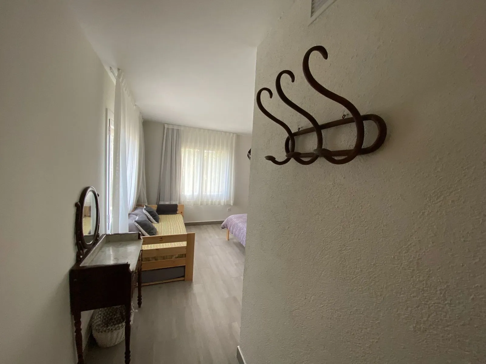 Detalle del dormitorio con tocador antiguo