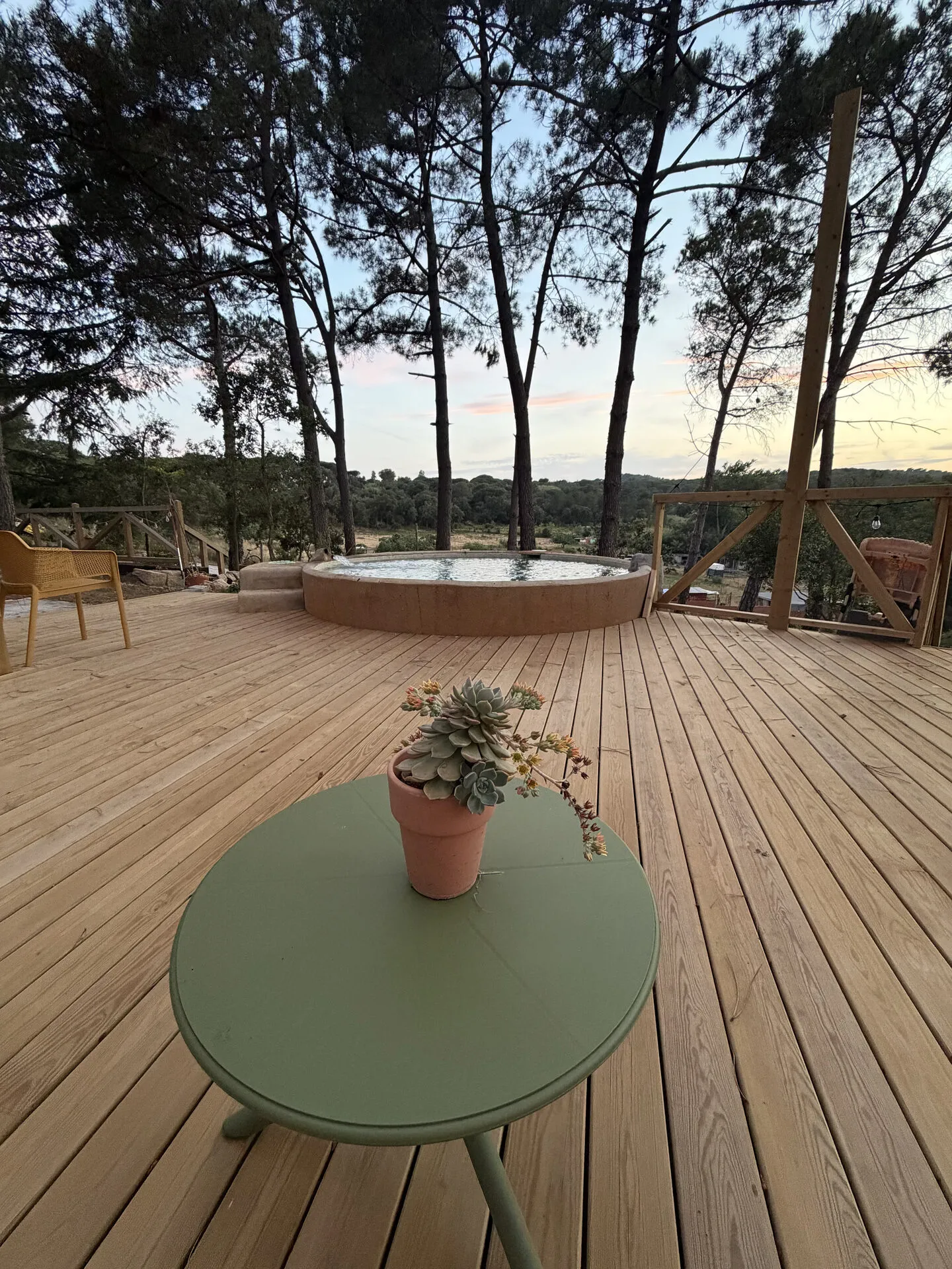 La tarima del chillout al atardecer, con la mesita verde
